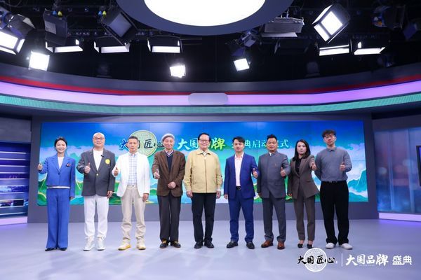 全国政协十一届委员、全国工商联原副主席程路（左5），全国工商联红木整装家具专委会专家顾问、故宫博物院文保科技部原主任曹静楼（左4），古森红木总经理吴建宇（右1）等业界精英齐聚一堂，大国品牌盛典正式启动