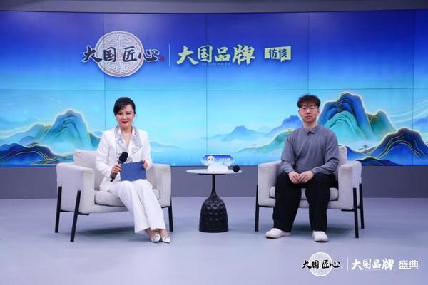 吴建宇总经理（右）在盛典期间接受了中央电视台节目主持人刘小唯（左）的专访