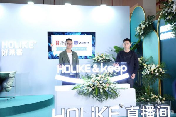 好莱客营销中心总经理库腾（左）与Keep商业营销总经理张万涛（右），共同开启HOLIKE&Keep的合作官宣亮相