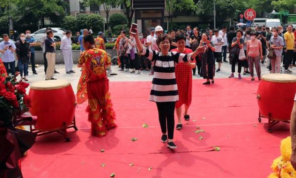 定位于20歲以上的全年齡段上海靈石路服飾市場在滬揭幕