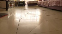 新房地面突然塌陷，扒開地磚竟然發(fā)現(xiàn)這個(gè)！