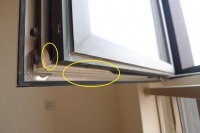 冬季窗户漏风用保鲜膜怎么贴 冬天窗户漏风怎么补救