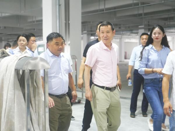 上海天洋董事长李哲龙先生引领大家参观工厂