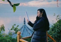 景甜家的落地窗真搶眼，衛(wèi)生間也算整齊，“小公主”還有專屬小屋