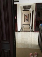 老公一手操辦的新房，一屋子深木色，網(wǎng)友：65歲老人的品味！