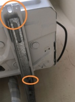24樓業(yè)主裝空調(diào)，安裝工卻只用一個螺絲固定外機，風(fēng)吹就搖搖欲墜
