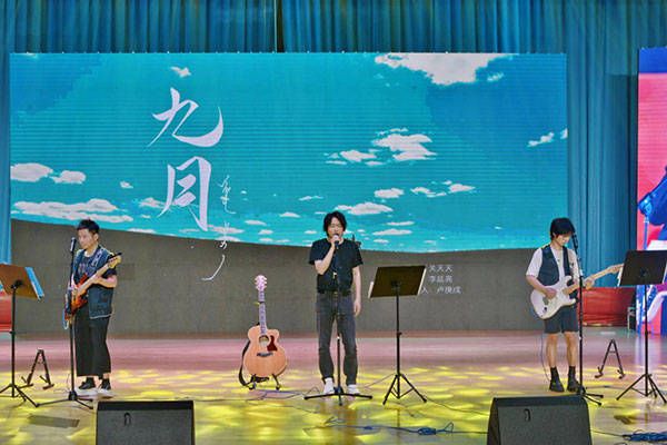 水木年華攜手華北理工大學師生 共同演繹《像青春一樣怒放》