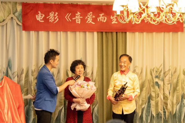 （豫劇演員李秀英、老一輩笙演奏家張漢昌 現(xiàn)場合作豫劇與來賓互動）