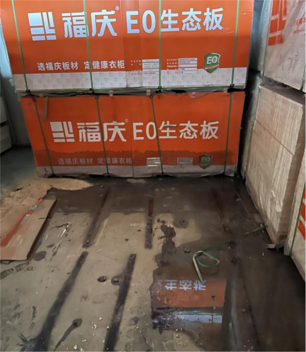 郑州一板材经销商销毁价值80万泡水板材，老板：对得起自己良心