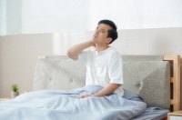 4個(gè)睡覺(jué)好習(xí)慣，比熬夜還傷身！致癌毀睡眠、頭發(fā)大把掉！