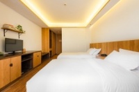 床头一半靠窗一半靠墙怎么化解 有啥危害