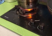 男子回乡过年忘关火7天炼化卤鸡爪，迅达燃气灶就是抗造