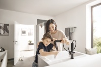 汉斯格雅Finoris翡诺偲抽拉式面盆龙头，丰富功能打造日常清洁好帮手