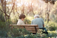 让老人安心睡眠，东宝床垫专业护脊