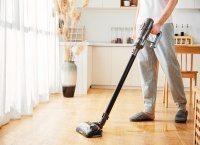 无惧柳絮、花粉和尘土 小狗吸尘器让你肆意开窗 尽享春季洁净生活