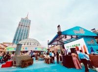 包粽子、品黄酒 外国友人在上海环球港体验传统端午习俗