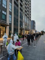 “同一屋檐下”守望相助，共克时艰