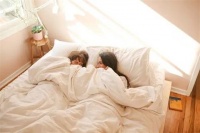 主打的就是一个高端：爱漫时睡眠窗帘隔绝三大污染，打造舒睡空间