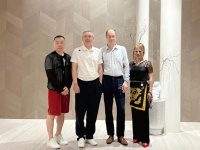 英國(guó)劍橋大學(xué)卡文迪許實(shí)驗(yàn)室Henning Sirringhaus教授、繪本作家&插畫(huà)家郁蓉女士及家人走進(jìn)書(shū)香門(mén)地