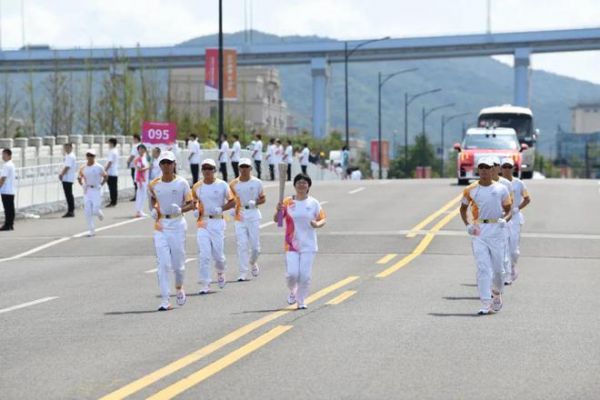 杭州亞運(yùn)會(huì)火炬?zhèn)鬟f舟山站開(kāi)跑 顧家家居劉春新?lián)?dāng)火炬手