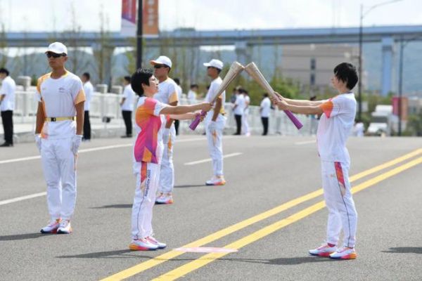 杭州亞運(yùn)會(huì)火炬?zhèn)鬟f舟山站開(kāi)跑 顧家家居劉春新?lián)?dāng)火炬手