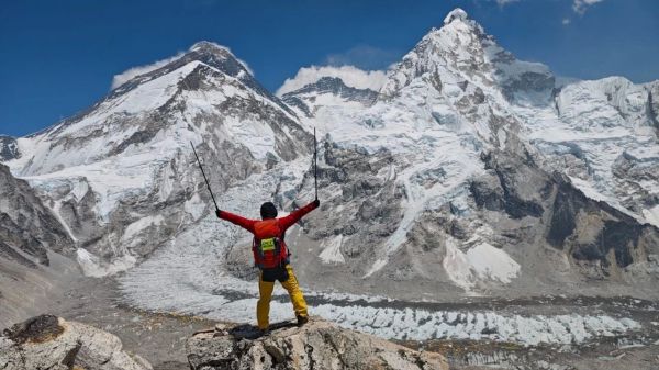 吳挺在登山途中