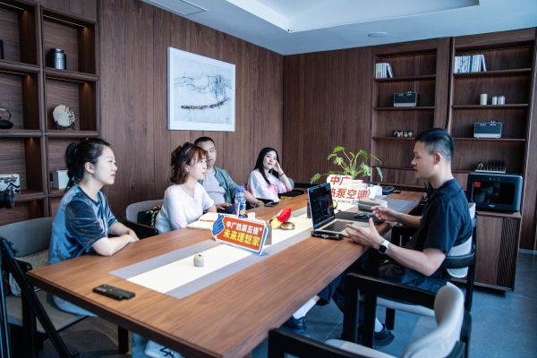 穆兴旺先生在工作室