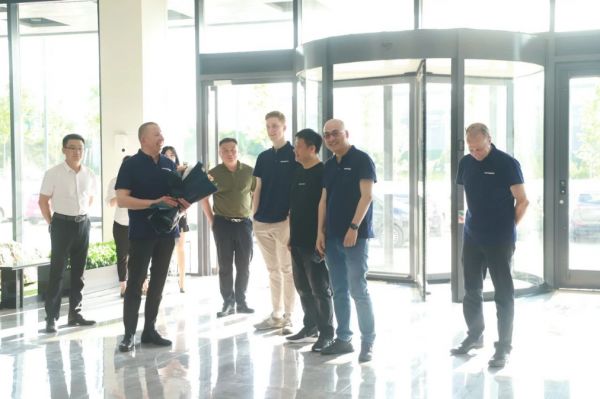 丝吉利娅集团领导参观绿盾中天门窗总部