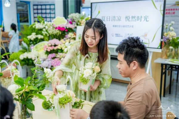 居民們在花藝師的指導下學習