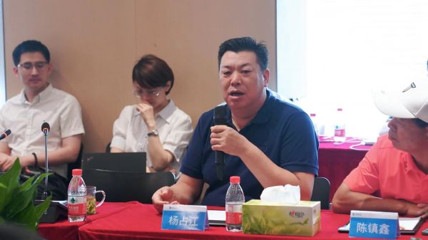 杨占江在诚信经营交流会上发言