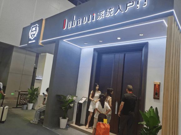 歐寶麗亮相廣州建博會(huì)，行業(yè)首創(chuàng)熱彎工藝受追捧！