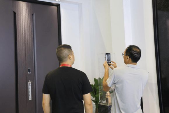 歐寶麗亮相廣州建博會(huì)，行業(yè)首創(chuàng)熱彎工藝受追捧！