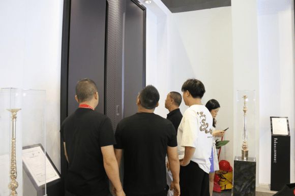歐寶麗亮相廣州建博會(huì)，行業(yè)首創(chuàng)熱彎工藝受追捧！
