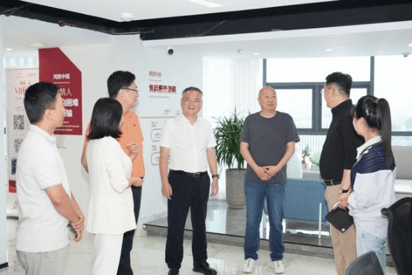 房地產(chǎn)導(dǎo)師馮侖先生與全國知名企業(yè)家拜文匯先生蒞臨鴻鵠中國考察指導(dǎo)！