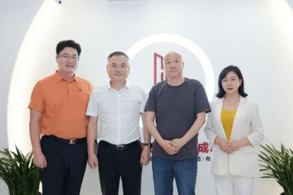 房地產(chǎn)導(dǎo)師馮侖先生與全國知名企業(yè)家拜文匯先生蒞臨鴻鵠中國考察指導(dǎo)！