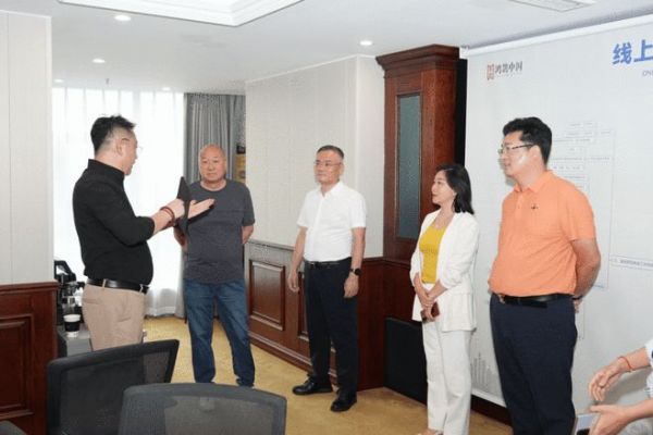 房地產(chǎn)導(dǎo)師馮侖先生與全國知名企業(yè)家拜文匯先生蒞臨鴻鵠中國考察指導(dǎo)！