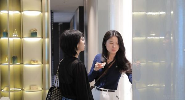 設(shè)計師參觀展廳并交流