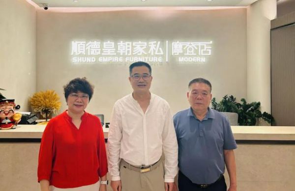 王克會長與岑浩強董事、黎國開總經(jīng)理合影