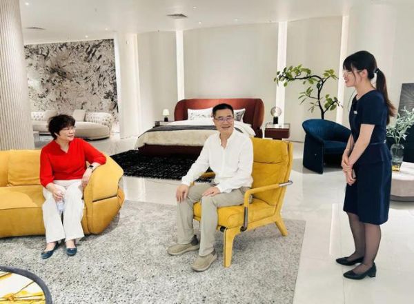 王克會長向業(yè)務(wù)員了解五一節(jié)銷售情況