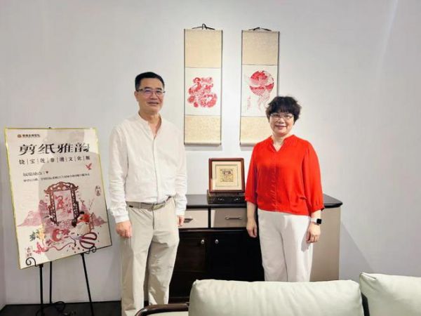 王克會長和黎國開總經(jīng)理在廣東剪紙(國家級非遺項目)傳承人饒寶蓮作品留影