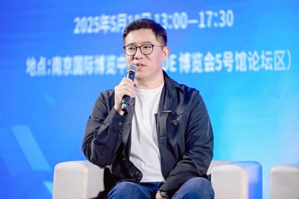 美沃門窗李總在論壇環(huán)節(jié)照片