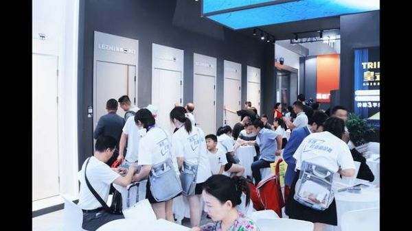 樂(lè)致木門展位人流如織