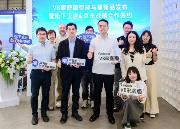 一群人站在一起合影的照片 AI 生成的內(nèi)容可能不正確。