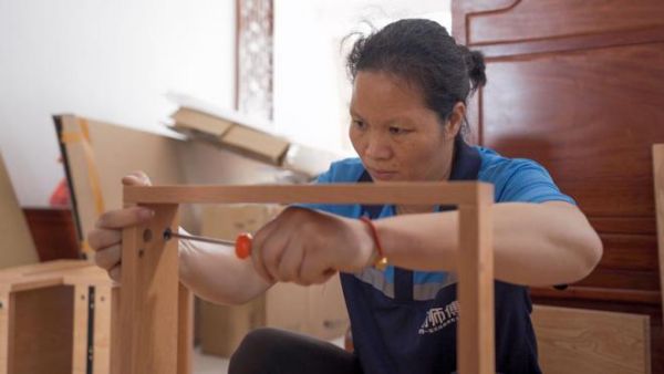 Mrs. Li and Mr. Huang working together