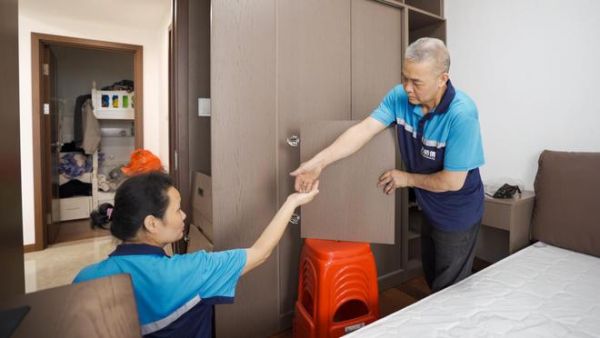 萬(wàn)師傅夫妻合作安裝家具