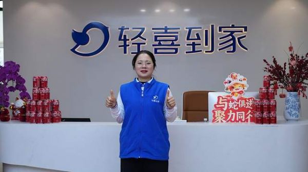 Huang Qiaoyun with customers