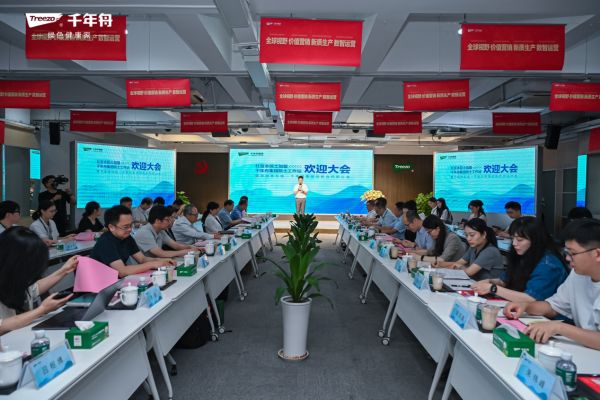 一群人站在桌子邊 AI 生成的內(nèi)容可能不正確。