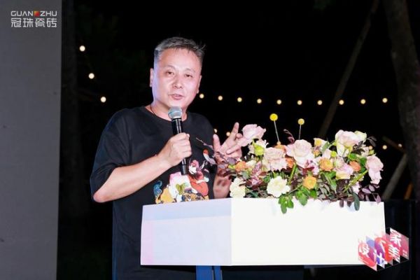 海口冠珠瓷砖零售部总监梅小艳讲解新品