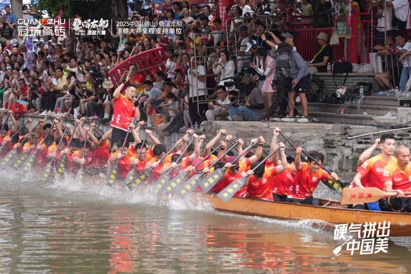 少年們奮力劃槳