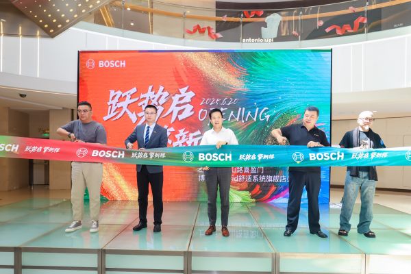 一群人站在臺上 AI 生成的內(nèi)容可能不正確。